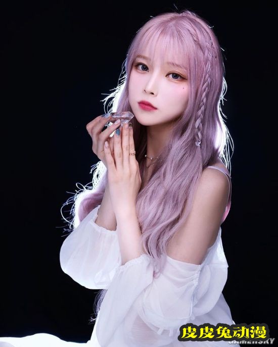 浅色发系被称冰山美人 精灵感爆棚的韩国正妹