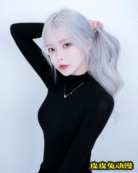 浅色发系被称冰山美人 精灵感爆棚的韩国正妹