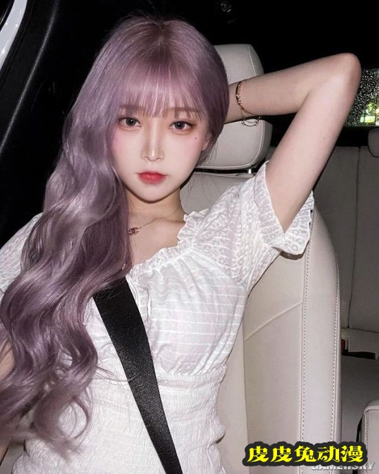 浅色发系被称冰山美人 精灵感爆棚的韩国正妹