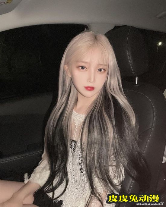 浅色发系被称冰山美人 精灵感爆棚的韩国正妹