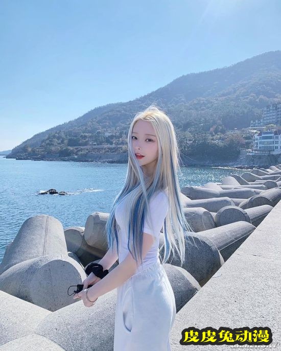 浅色发系被称冰山美人 精灵感爆棚的韩国正妹