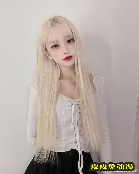 浅色发系被称冰山美人 精灵感爆棚的韩国正妹