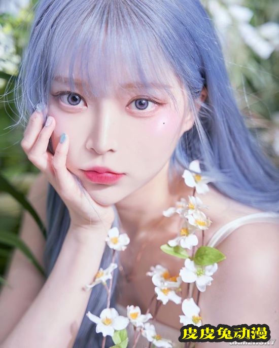 浅色发系被称冰山美人 精灵感爆棚的韩国正妹