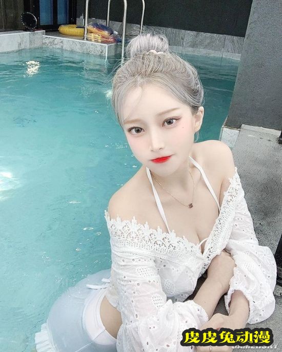 浅色发系被称冰山美人 精灵感爆棚的韩国正妹