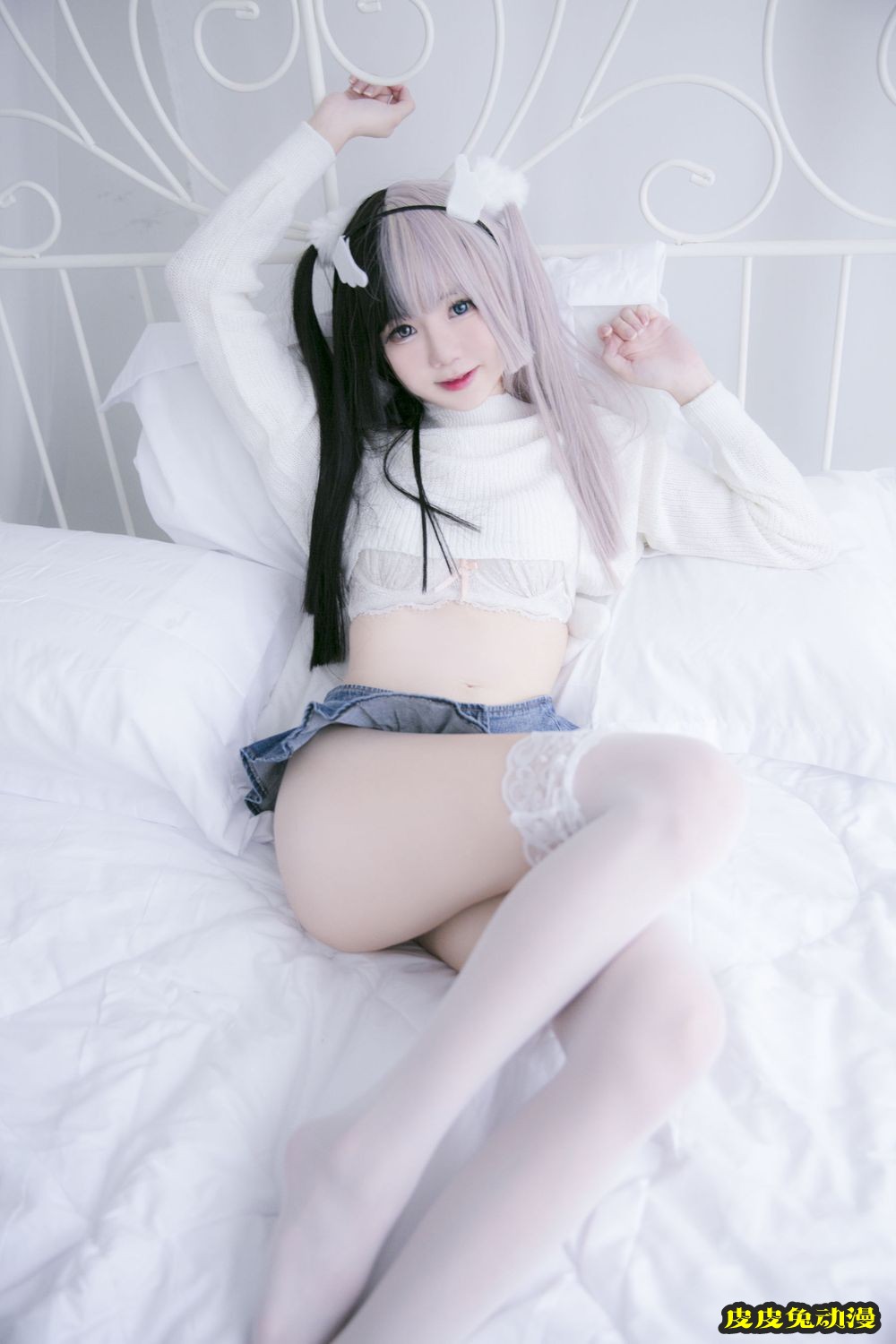 网络美女多啦雪白丝玉足牛仔小热裤双马尾系列装扮写真