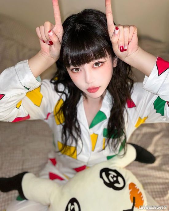 厌世脸下的S型好身材 韩国猫系正妹眼神魅惑-皮皮兔动漫