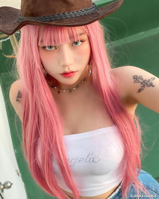 厌世脸下的S型好身材 韩国猫系正妹眼神魅惑