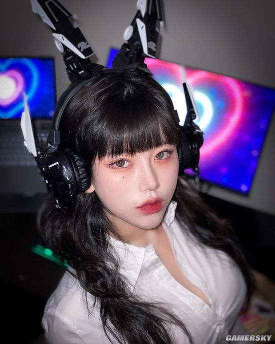 厌世脸下的S型好身材 韩国猫系正妹眼神魅惑