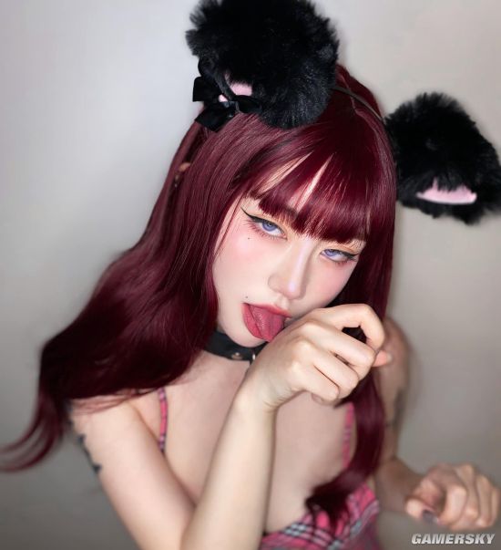 厌世脸下的S型好身材 韩国猫系正妹眼神魅惑