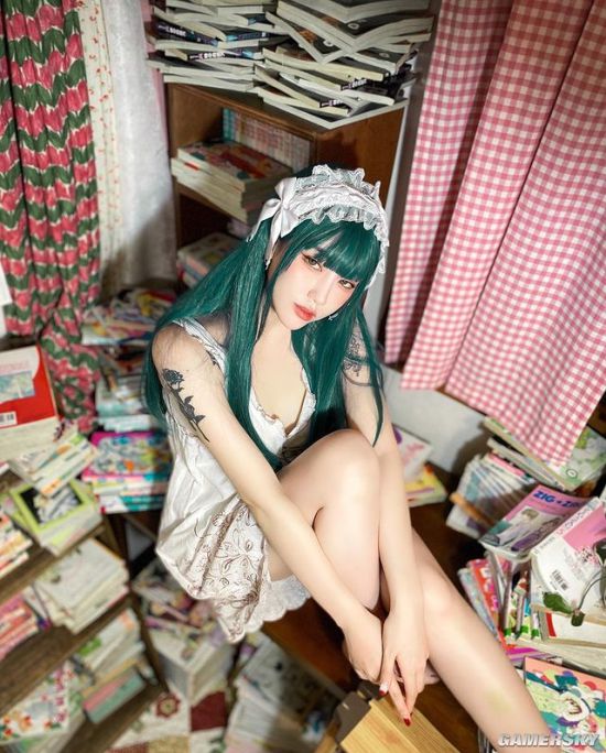 厌世脸下的S型好身材 韩国猫系正妹眼神魅惑