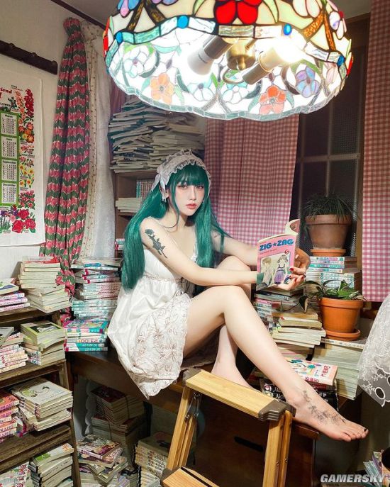 厌世脸下的S型好身材 韩国猫系正妹眼神魅惑