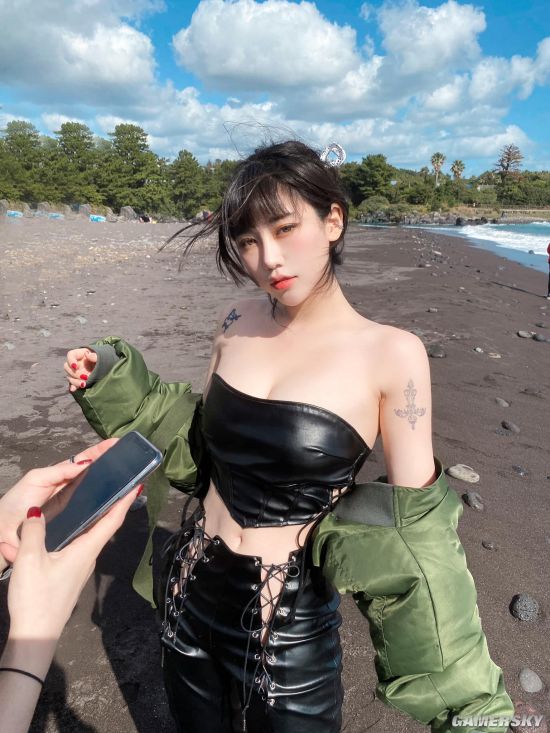 厌世脸下的S型好身材 韩国猫系正妹眼神魅惑