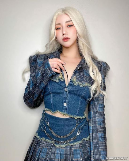 厌世脸下的S型好身材 韩国猫系正妹眼神魅惑