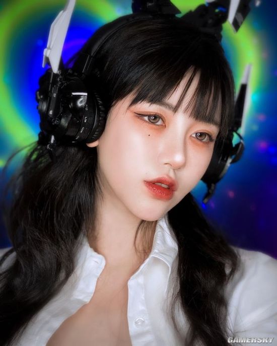 厌世脸下的S型好身材 韩国猫系正妹眼神魅惑