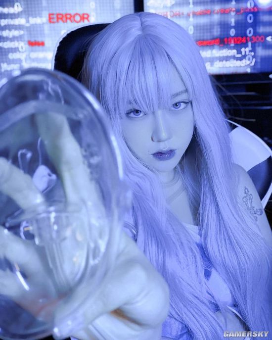 厌世脸下的S型好身材 韩国猫系正妹眼神魅惑