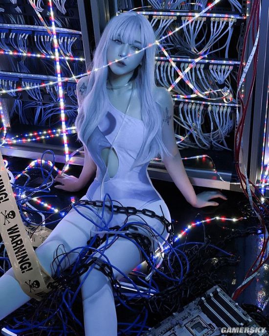 厌世脸下的S型好身材 韩国猫系正妹眼神魅惑