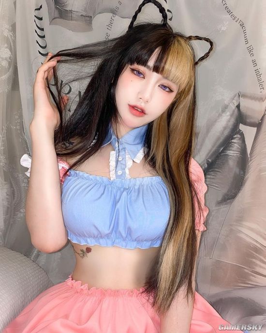 厌世脸下的S型好身材 韩国猫系正妹眼神魅惑