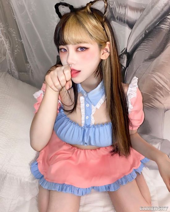 厌世脸下的S型好身材 韩国猫系正妹眼神魅惑