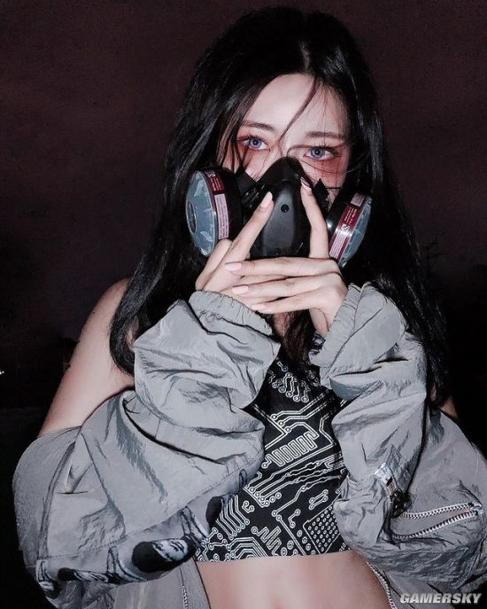 厌世脸下的S型好身材 韩国猫系正妹眼神魅惑