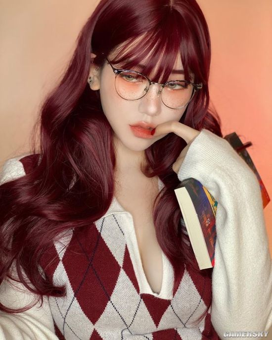 厌世脸下的S型好身材 韩国猫系正妹眼神魅惑