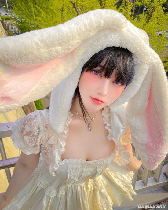 厌世脸下的S型好身材 韩国猫系正妹眼神魅惑