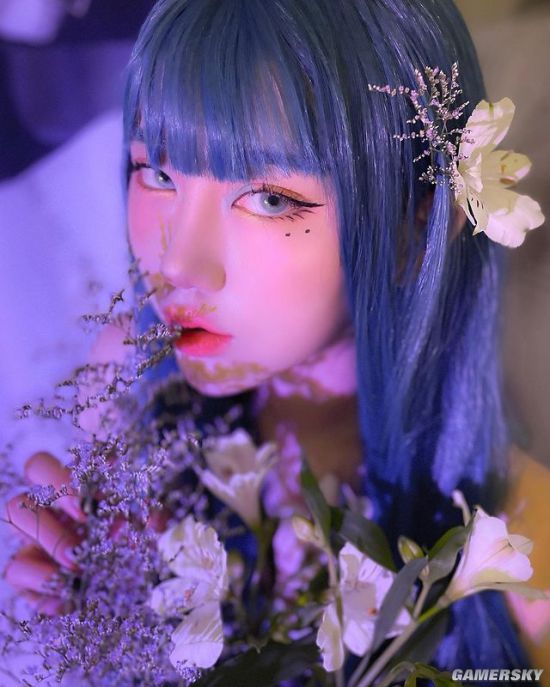 厌世脸下的S型好身材 韩国猫系正妹眼神魅惑