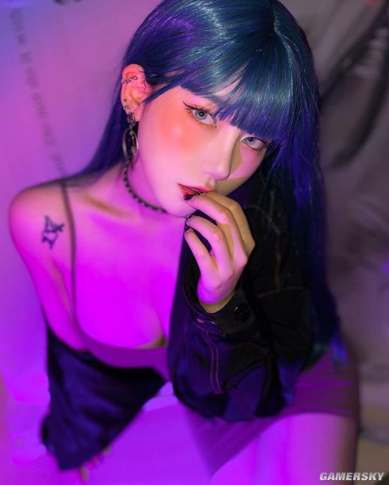 厌世脸下的S型好身材 韩国猫系正妹眼神魅惑