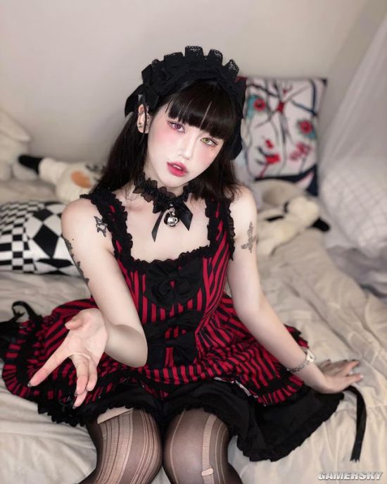 厌世脸下的S型好身材 韩国猫系正妹眼神魅惑