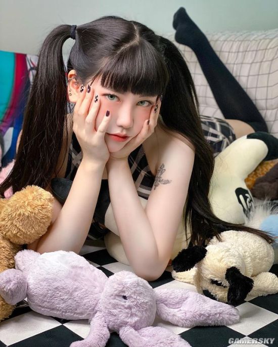 厌世脸下的S型好身材 韩国猫系正妹眼神魅惑