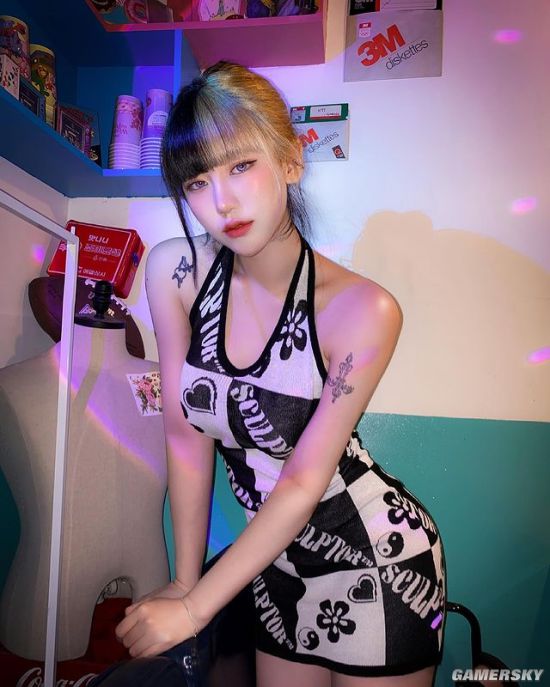 厌世脸下的S型好身材 韩国猫系正妹眼神魅惑