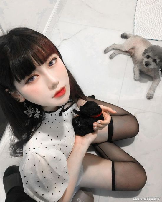 厌世脸下的S型好身材 韩国猫系正妹眼神魅惑