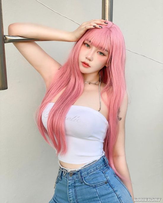 厌世脸下的S型好身材 韩国猫系正妹眼神魅惑