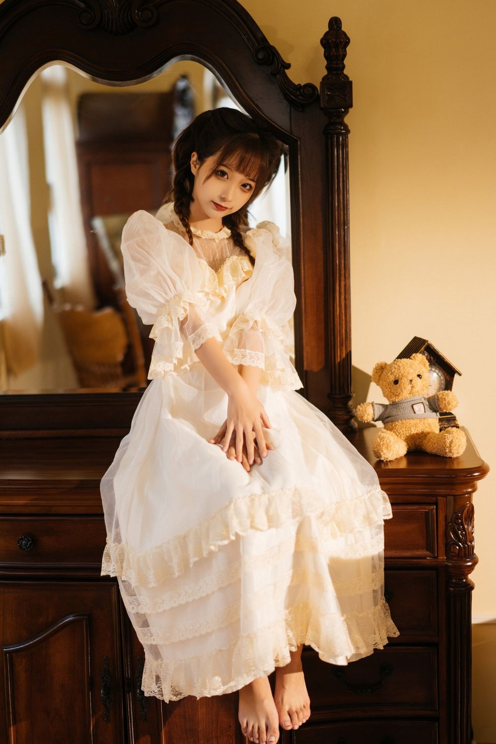 动漫博主蠢沫沫身穿白色连身裙完美身材古典风格迷人写真-皮皮兔动漫