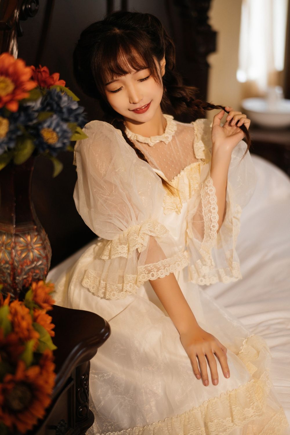 动漫博主蠢沫沫身穿白色连身裙完美身材古典风格迷人写真