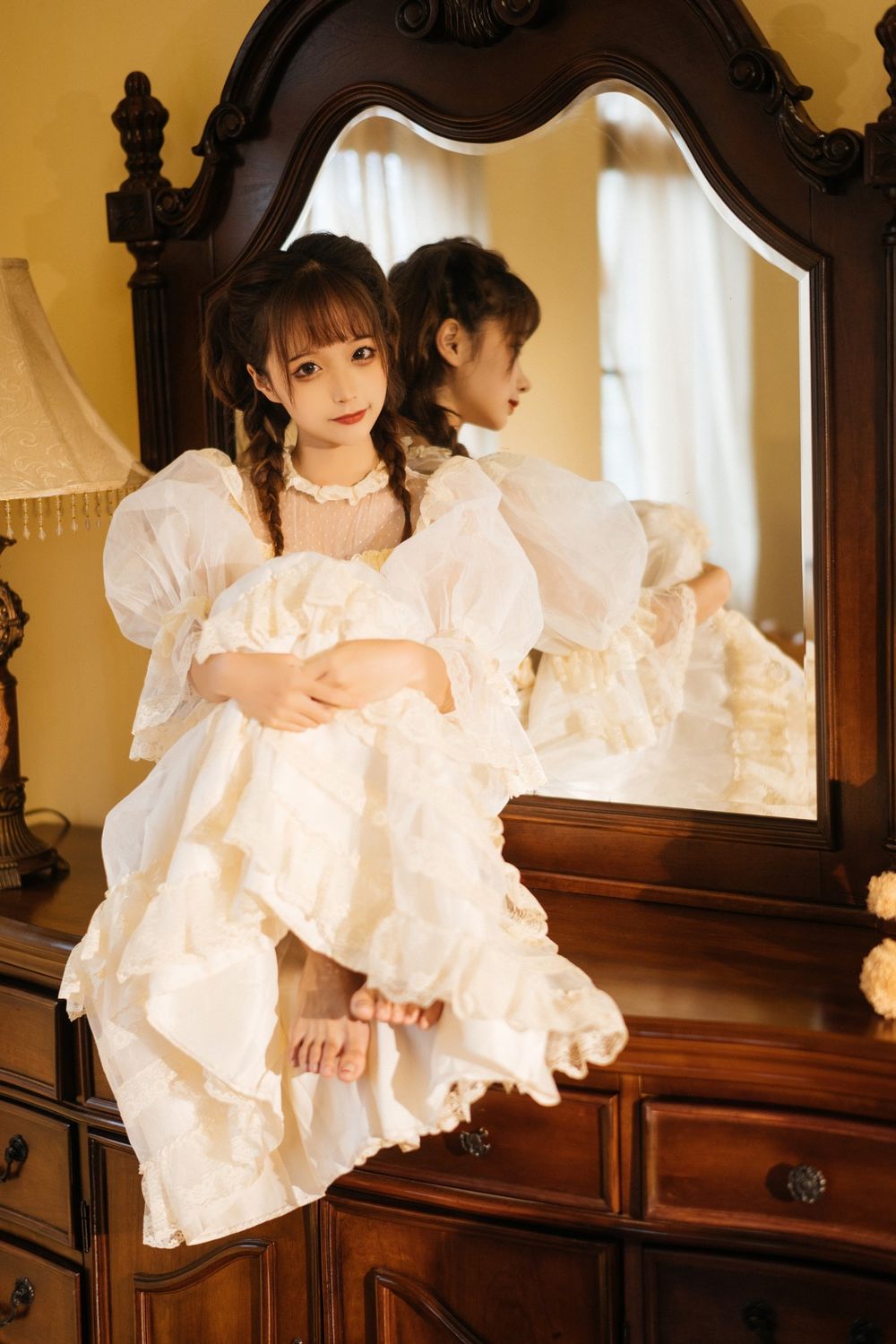 动漫博主蠢沫沫身穿白色连身裙完美身材古典风格迷人写真