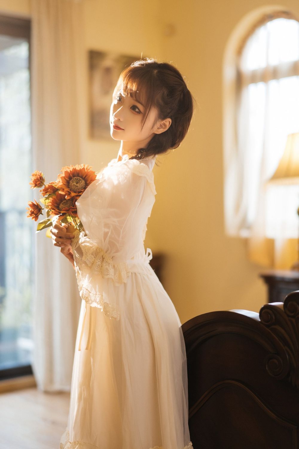 动漫博主蠢沫沫身穿白色连身裙完美身材古典风格迷人写真