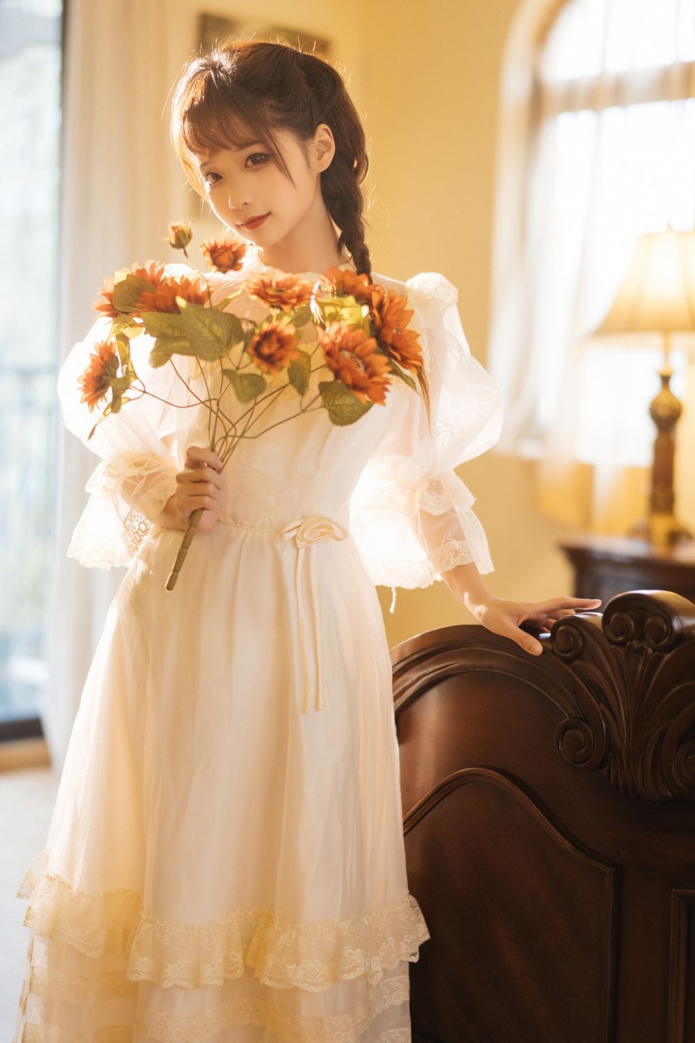 动漫博主蠢沫沫身穿白色连身裙完美身材古典风格迷人写真