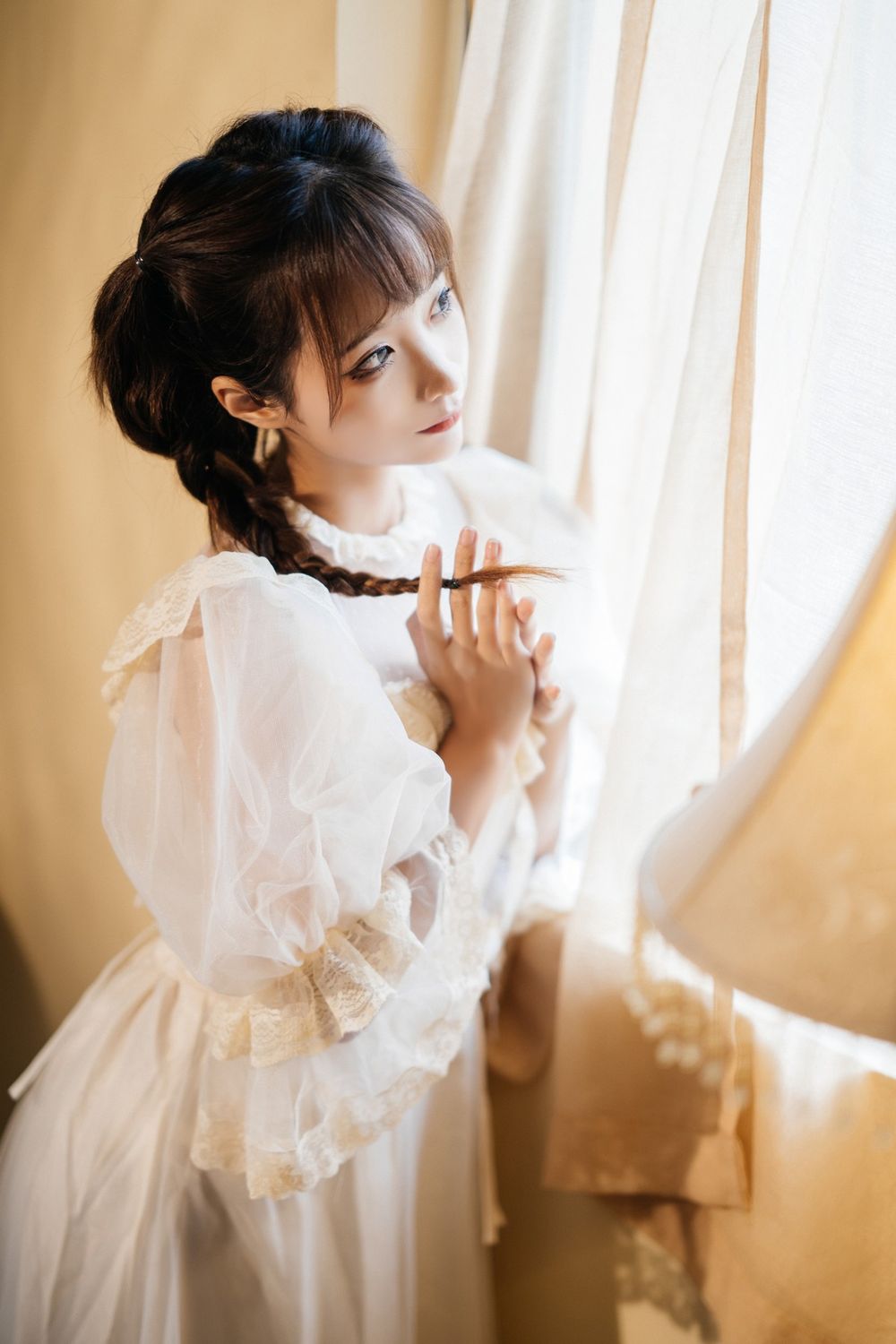 动漫博主蠢沫沫身穿白色连身裙完美身材古典风格迷人写真