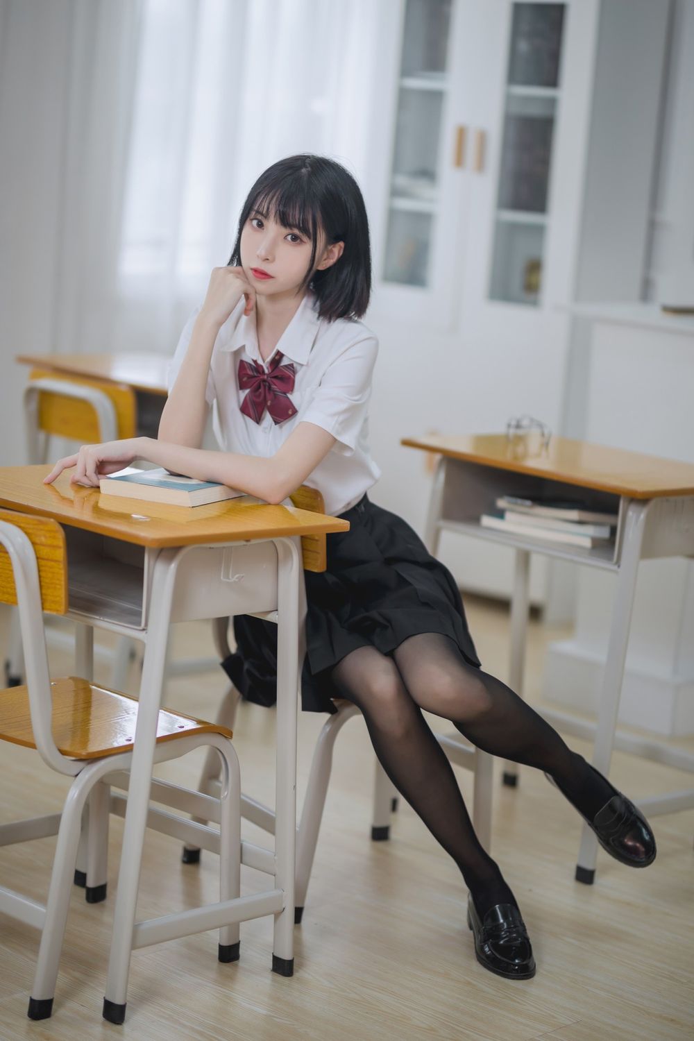 网络美女许岚LAN白衬衫配黑丝美腿JK制服教室场景性感写真