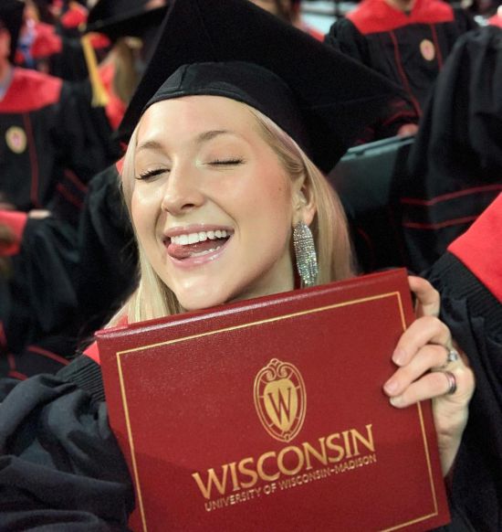 NASA美女工程师在苹果兼职引热议 网友：宇航局工资不够？-皮皮兔动漫