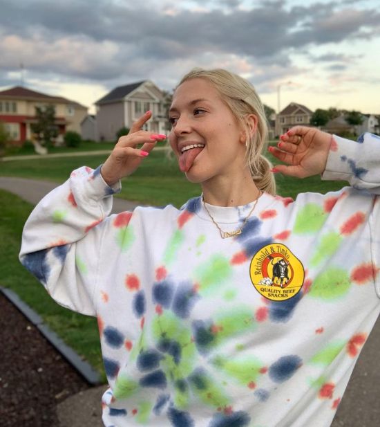 NASA美女工程师在苹果兼职引热议 网友：宇航局工资不够？