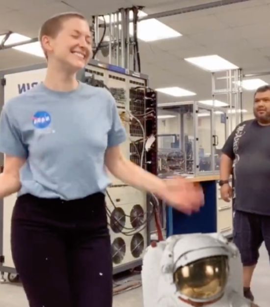 NASA美女工程师在苹果兼职引热议 网友：宇航局工资不够？