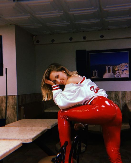 NASA美女工程师在苹果兼职引热议 网友：宇航局工资不够？