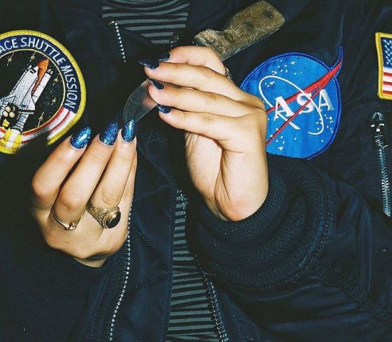 NASA美女工程师在苹果兼职引热议 网友：宇航局工资不够？