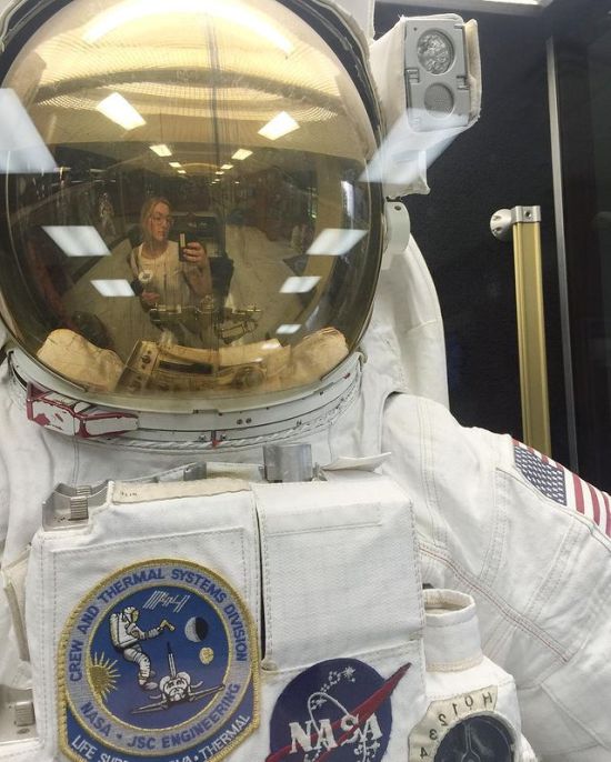 NASA美女工程师在苹果兼职引热议 网友：宇航局工资不够？