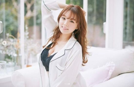 日本写真女星筱崎爱重返写真界 气质更加成熟