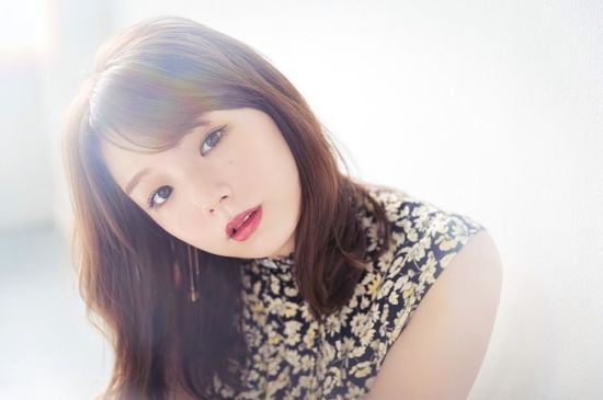 日本写真女星筱崎爱重返写真界 气质更加成熟