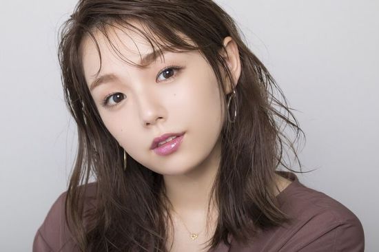 日本写真女星筱崎爱重返写真界 气质更加成熟