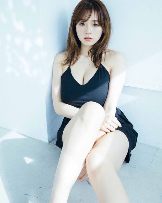 日本写真女星筱崎爱重返写真界 气质更加成熟