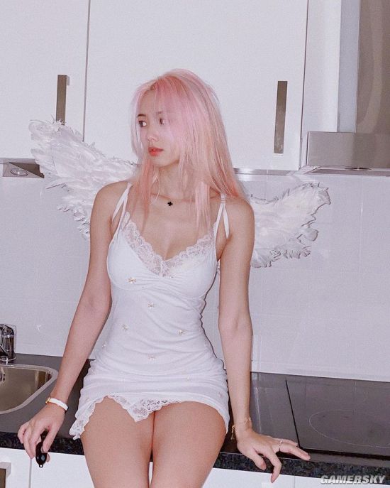 身材高佻又十分有料 混血美女神似粉发精灵